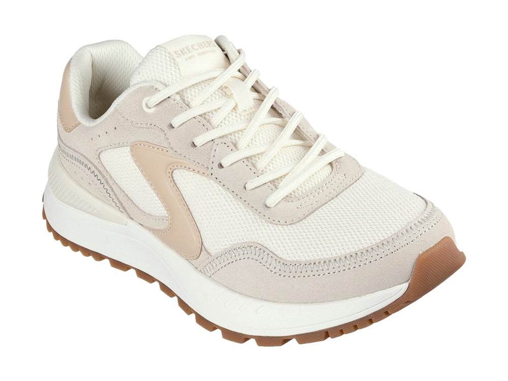 Tenis Skechers color blanco hueso con detalles en beige y suela marrón dentada