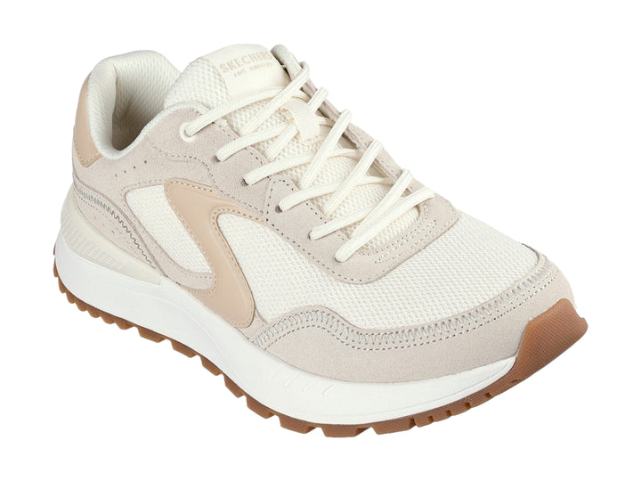 Tenis Skechers color blanco hueso con detalles en beige y suela marrón dentada