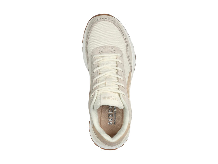 Tenis Skechers color blanco hueso con detalles en beige y suela marrón dentada
