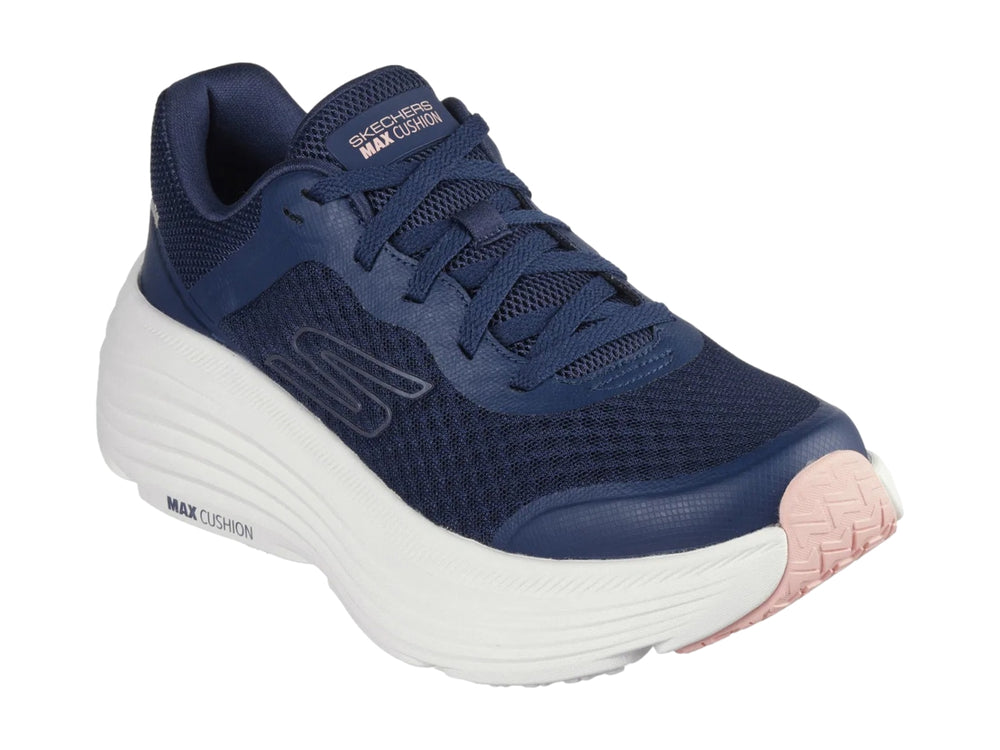 Tenis deportivos Skechers en color azul marino con suela blanca ancha y detalles en rosa.