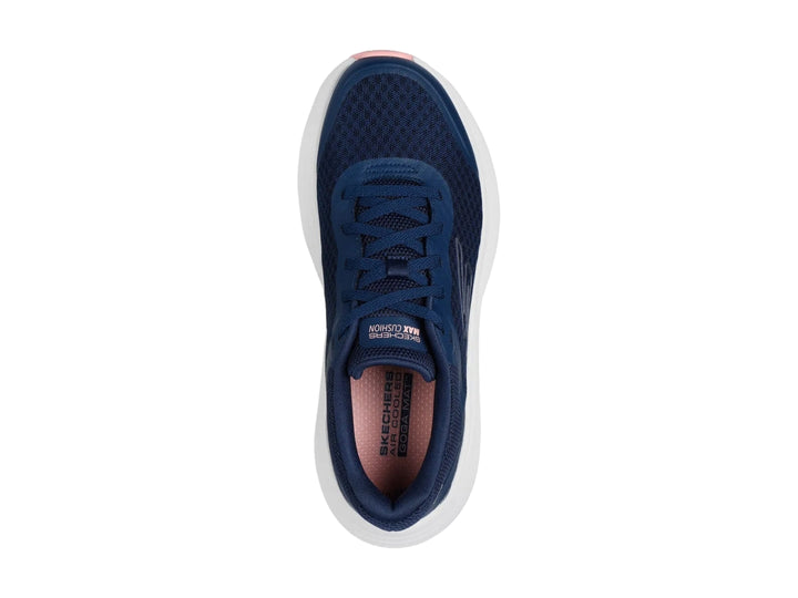 Tenis deportivos Skechers en color azul marino con suela blanca ancha y detalles en rosa.