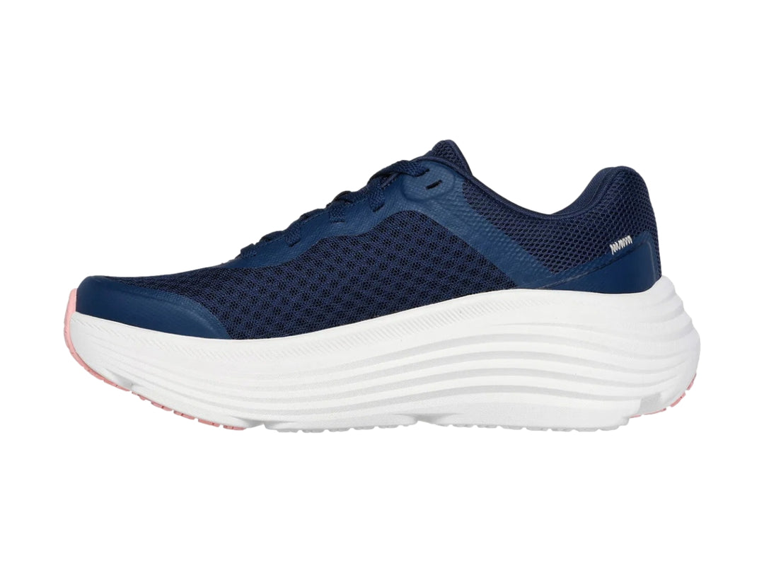 Tenis deportivos Skechers en color azul marino con suela blanca ancha y detalles en rosa.