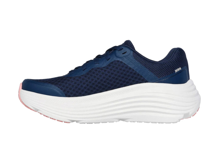 Tenis deportivos Skechers en color azul marino con suela blanca ancha y detalles en rosa.