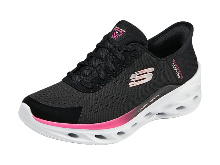 Tenis deportivos Skechers para mujer en color negro con suela blanca y detalles en rosa.