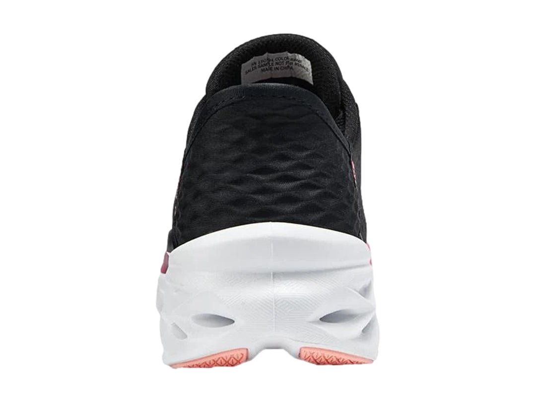 Tenis deportivos Skechers para mujer en color negro con suela blanca y detalles en rosa.