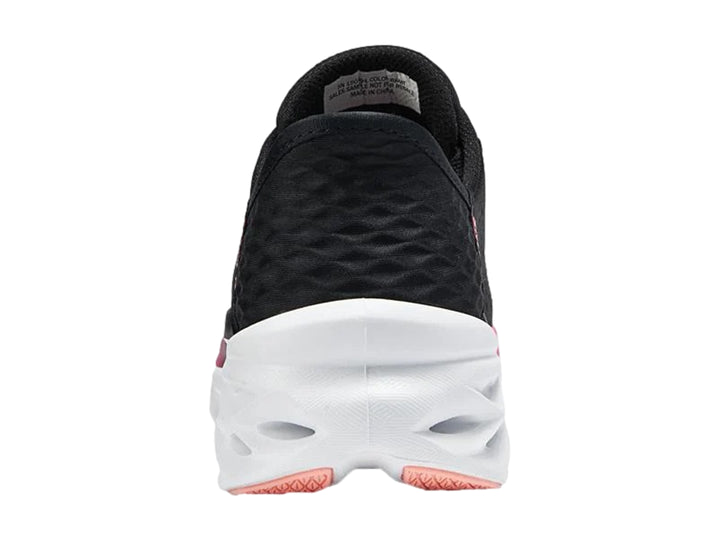 Tenis deportivos Skechers para mujer en color negro con suela blanca y detalles en rosa.
