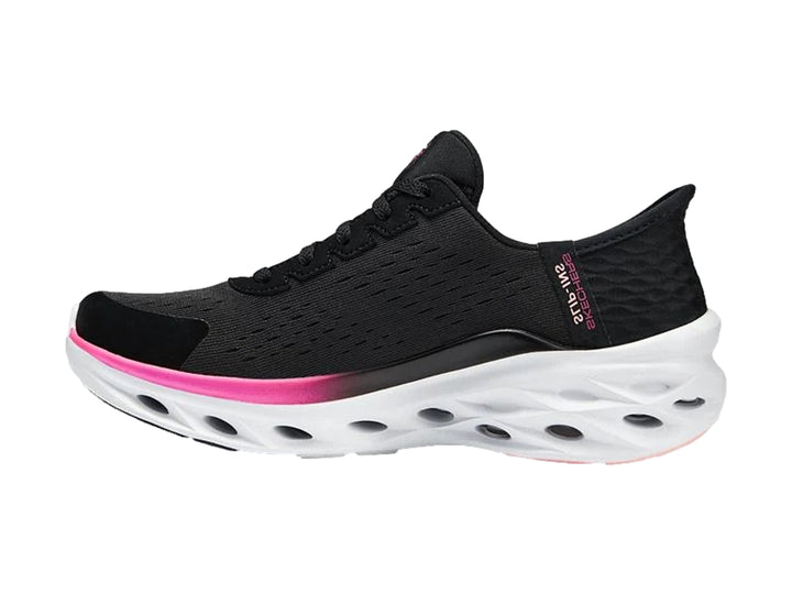 Tenis deportivos Skechers para mujer en color negro con suela blanca y detalles en rosa.
