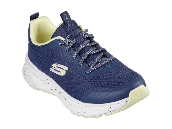 Tenis deportivos Skechers color azul marino con suela blanca y detalles en amarillo pálido para mujer.