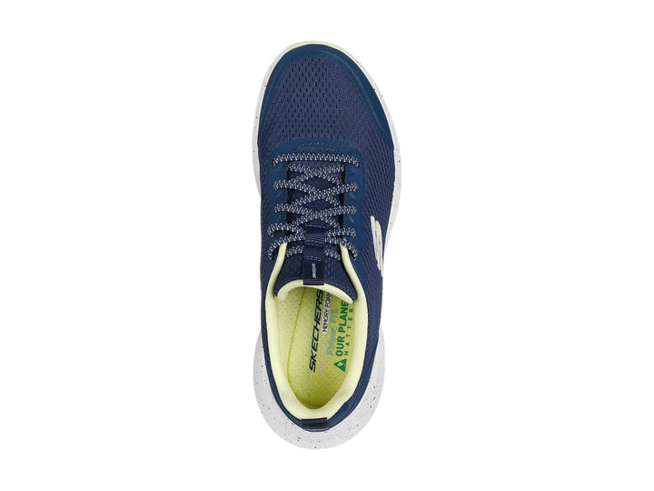 Tenis deportivos Skechers color azul marino con suela blanca y detalles en amarillo pálido para mujer.