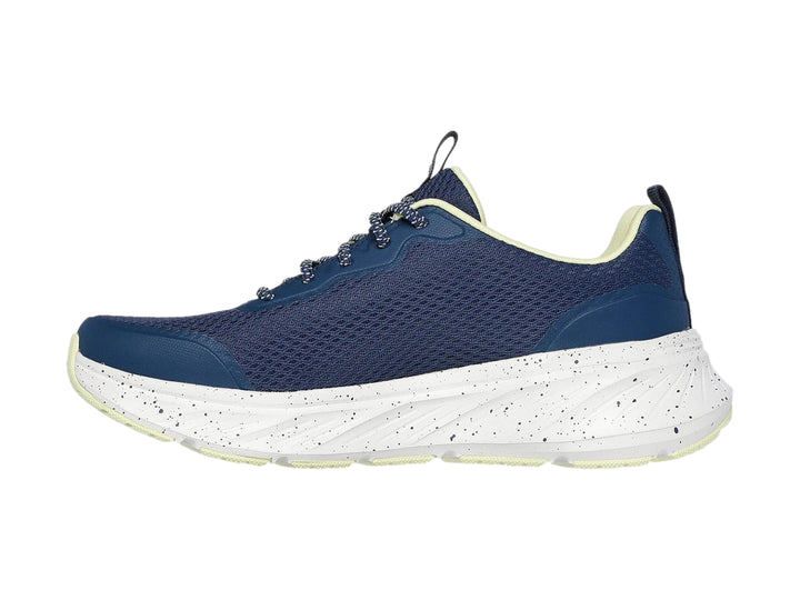 Tenis deportivos Skechers color azul marino con suela blanca y detalles en amarillo pálido para mujer.