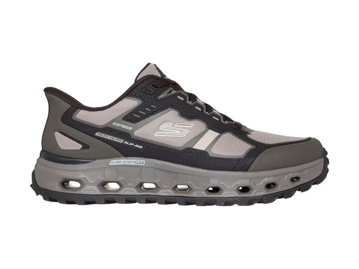 Tenis deportivos Skechers en color gris y negro con suela robusta para actividades al aire libre.