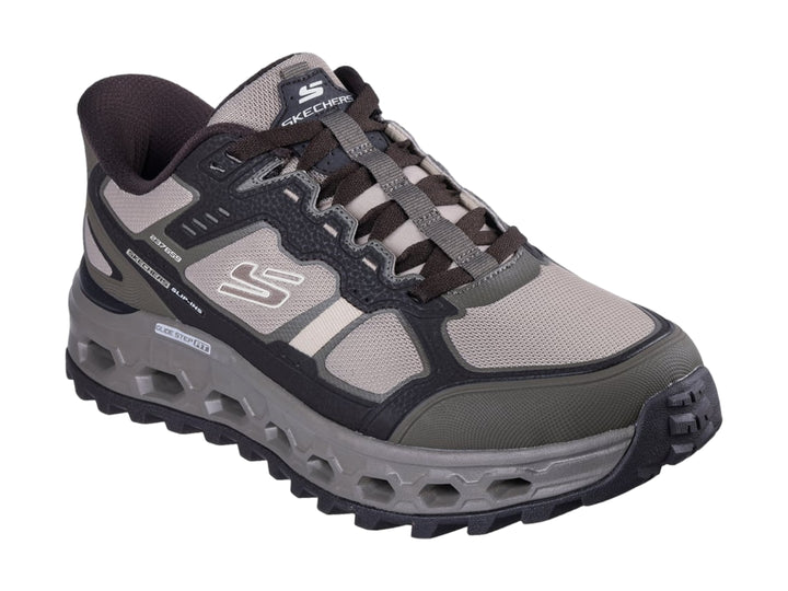 Tenis deportivos Skechers en color gris y negro con suela robusta para actividades al aire libre.
