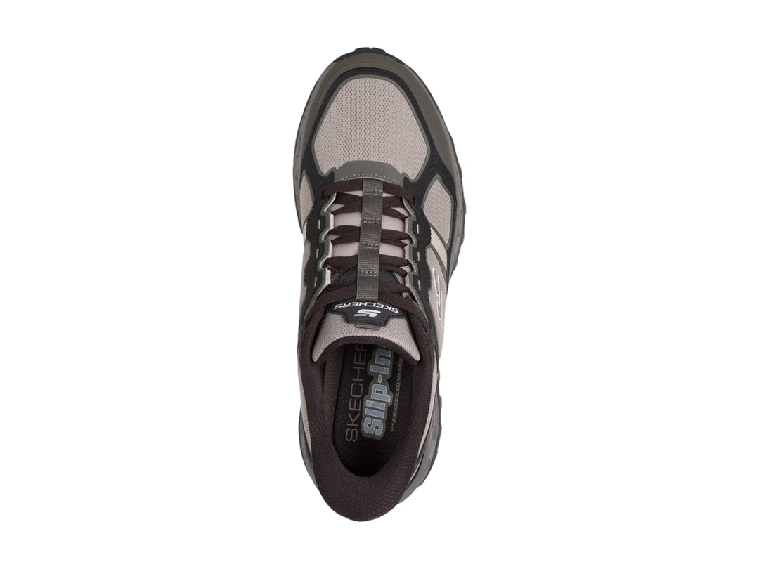 Tenis deportivos Skechers en color gris y negro con suela robusta para actividades al aire libre.
