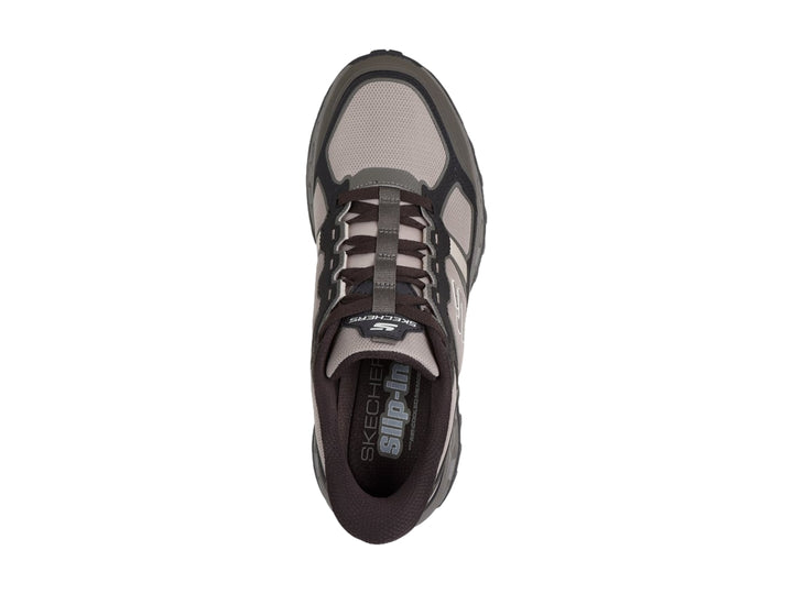 Tenis deportivos Skechers en color gris y negro con suela robusta para actividades al aire libre.