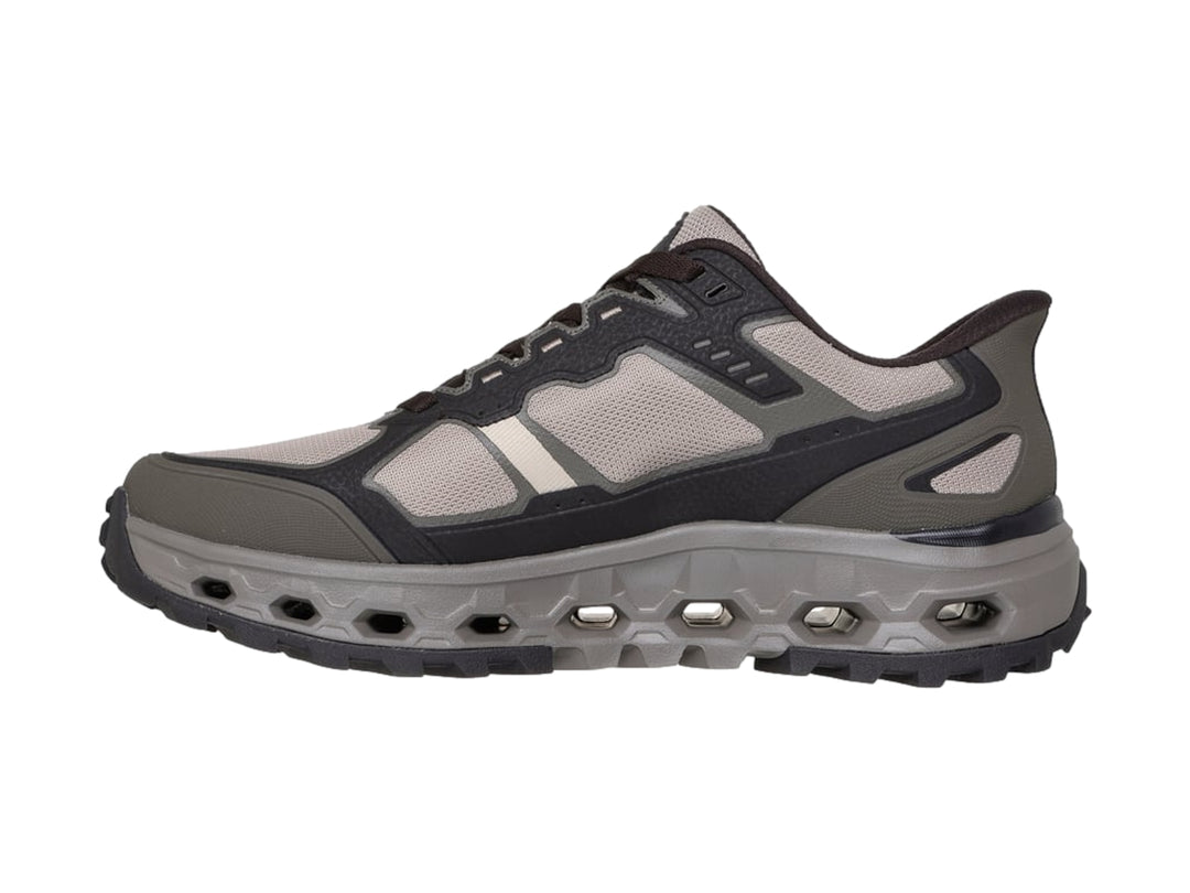 Tenis deportivos Skechers en color gris y negro con suela robusta para actividades al aire libre.