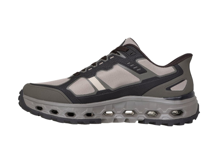 Tenis deportivos Skechers en color gris y negro con suela robusta para actividades al aire libre.