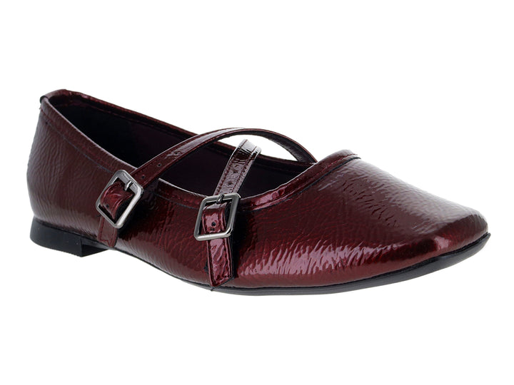 Zapato plano tipo ballerina color vino de charol arrugado con hebillas decorativas.