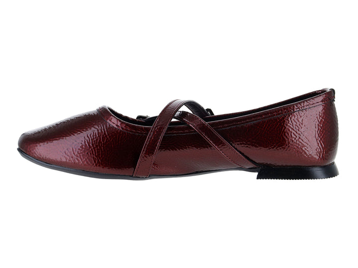 Zapato plano tipo ballerina color vino de charol arrugado con hebillas decorativas.