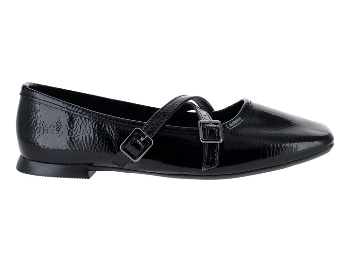 Zapatos planos tipo ballerinas de charol negro con textura arrugada y correas con hebillas.