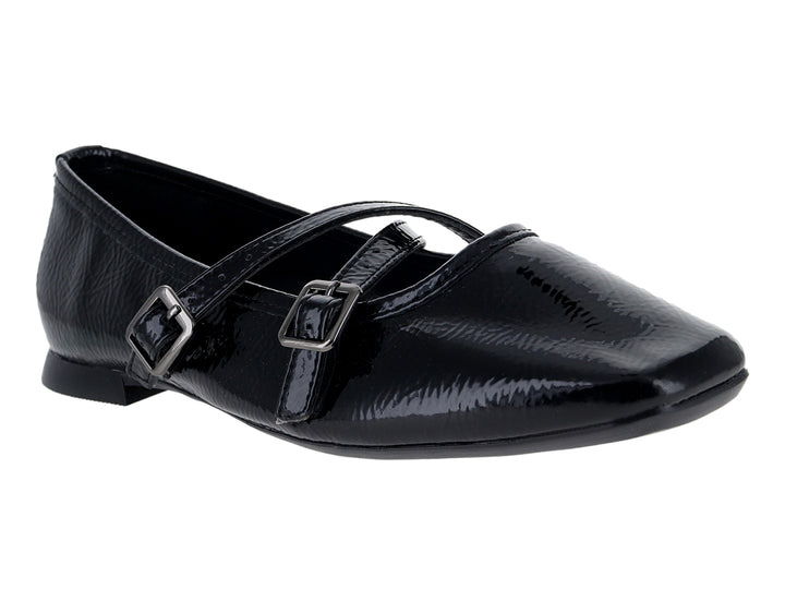 Zapatos planos tipo ballerinas de charol negro con textura arrugada y correas con hebillas.