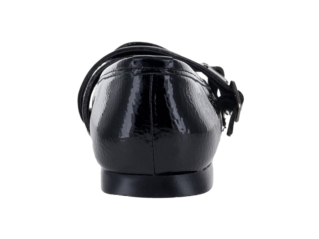 Zapatos planos tipo ballerinas de charol negro con textura arrugada y correas con hebillas.
