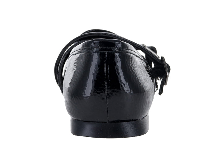 Zapatos planos tipo ballerinas de charol negro con textura arrugada y correas con hebillas.