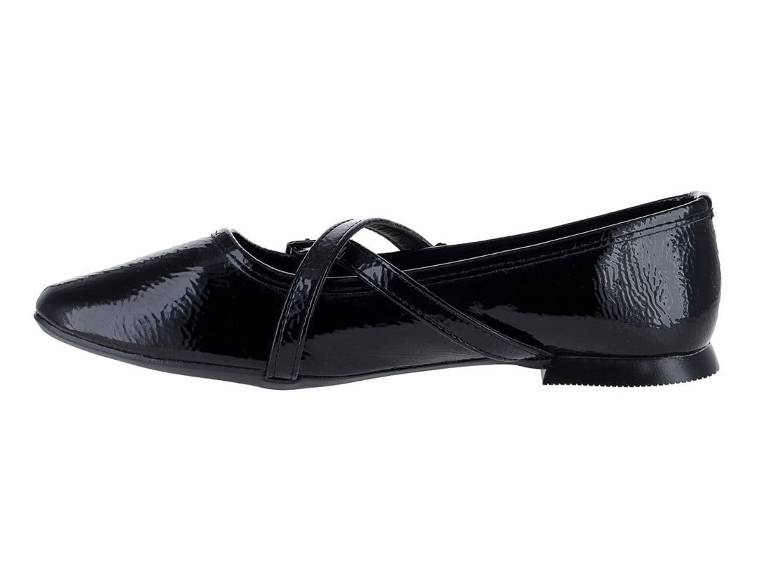 Zapatos planos tipo ballerinas de charol negro con textura arrugada y correas con hebillas.