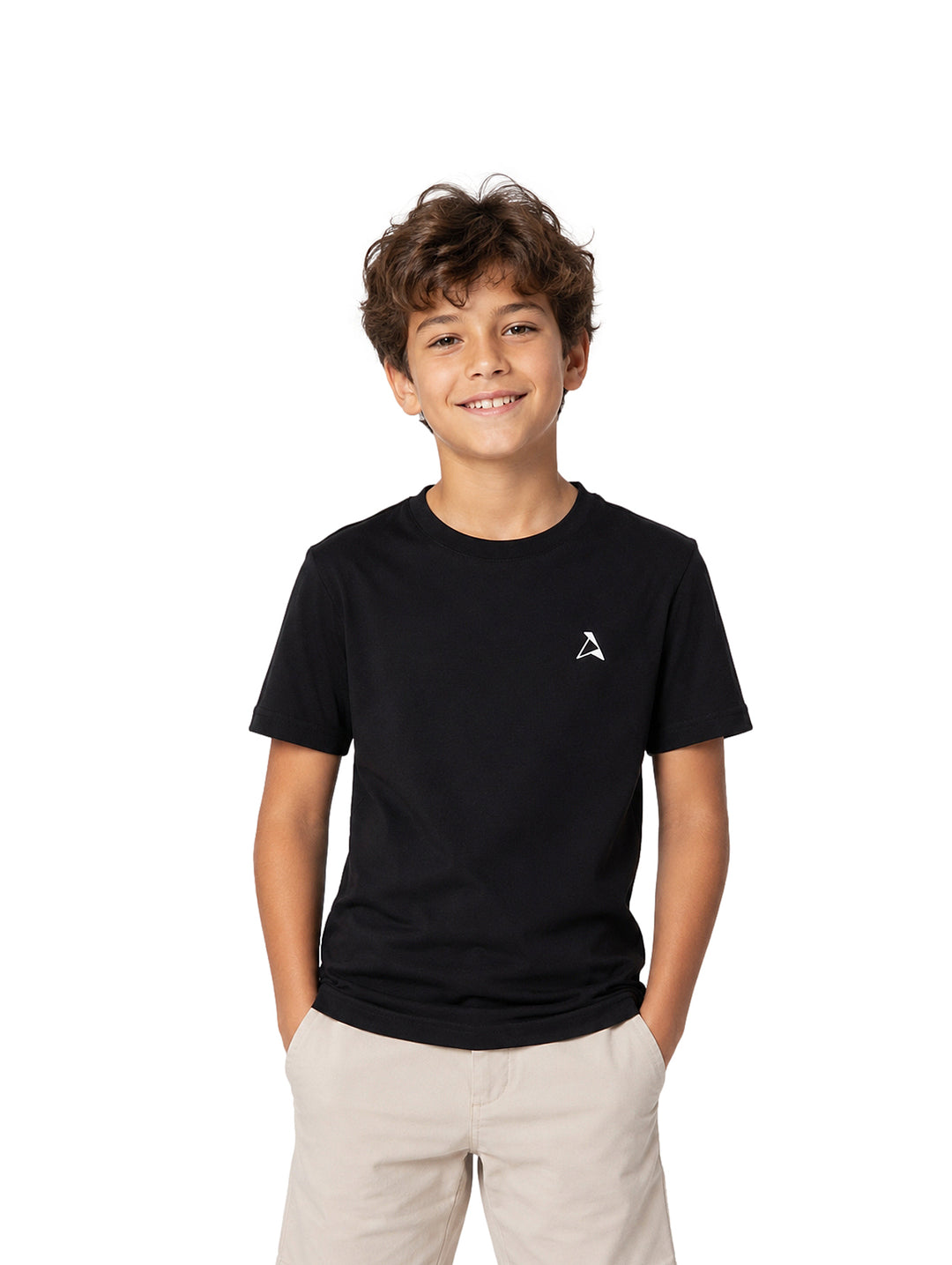 Niño vistiendo una camiseta negra de manga corta con un pequeño logo blanco en el pecho.