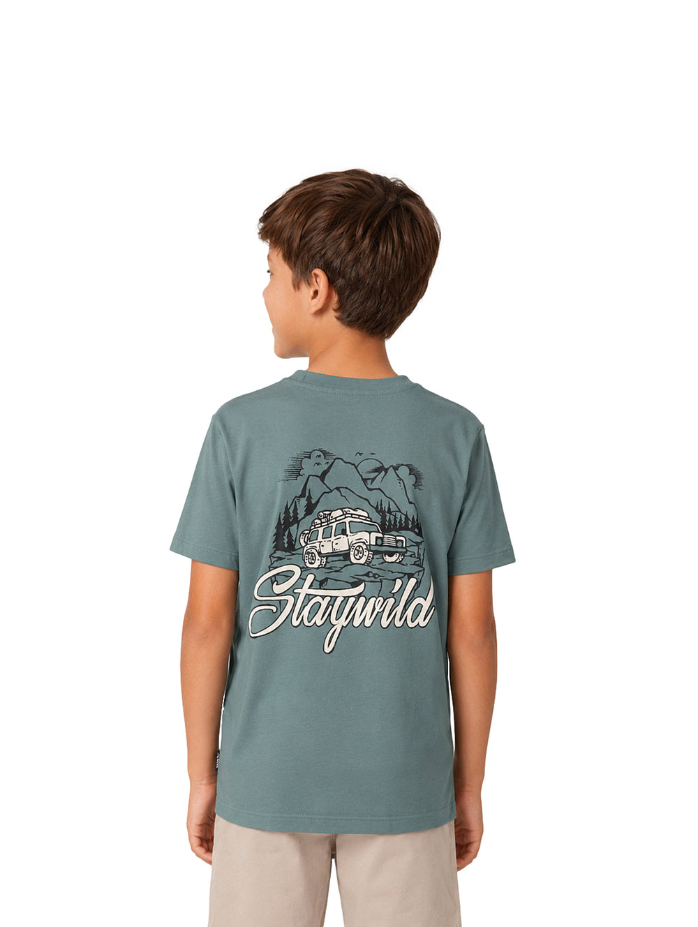 Niño vistiendo una camiseta de color verde sage con un estampado pequeño en el pecho.
