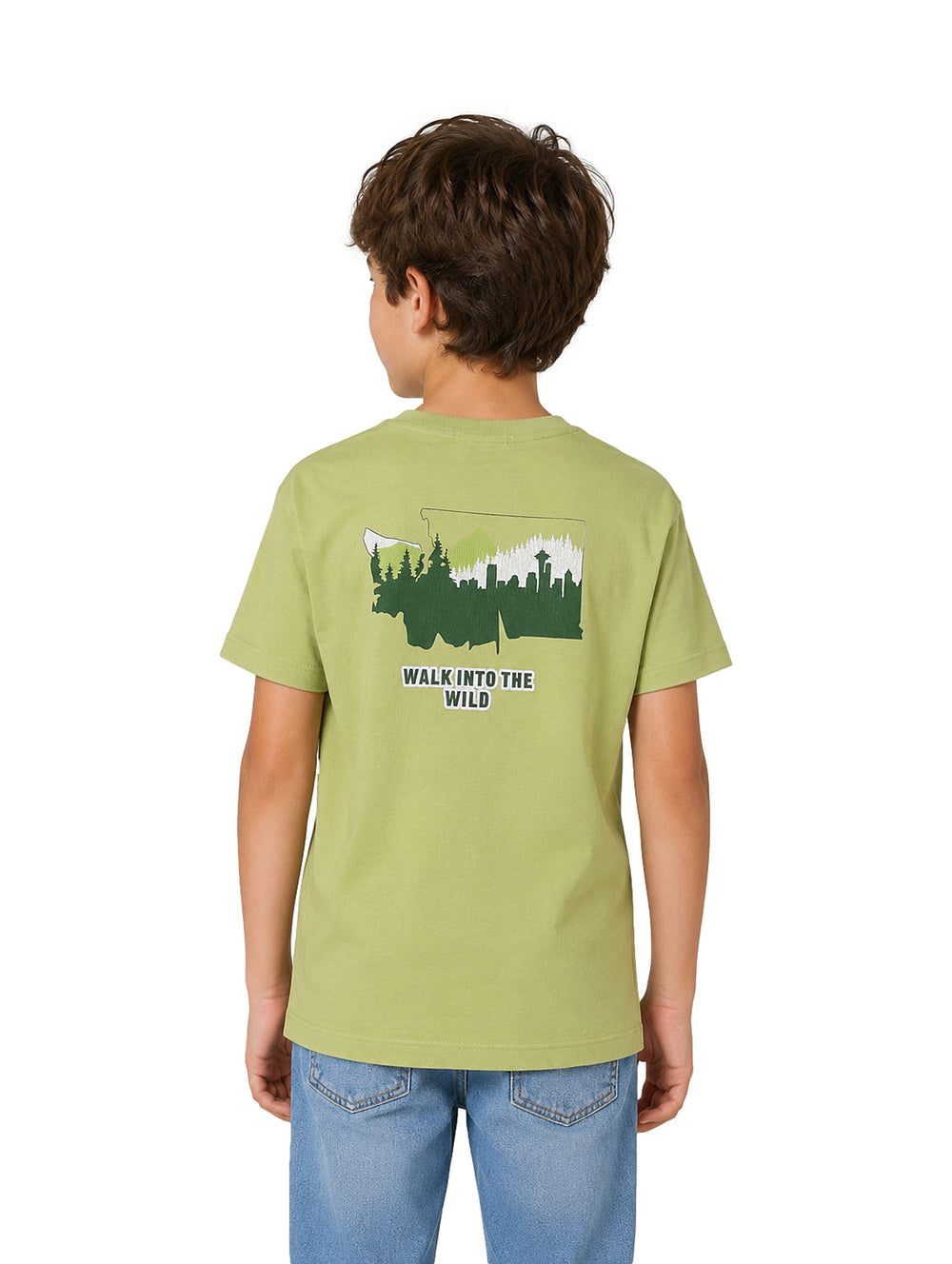 Niño vistiendo una camiseta color verde oliva con un pequeño estampado frontal y etiqueta negra en el borde inferior.