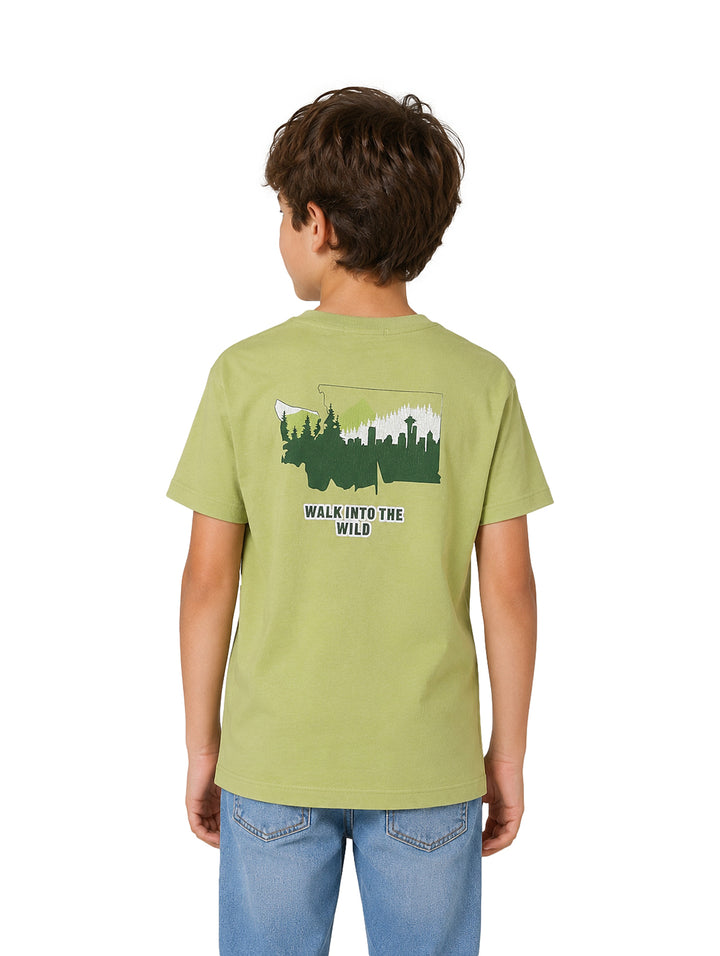 Niño vistiendo una camiseta color verde oliva con un pequeño estampado frontal y etiqueta negra en el borde inferior.