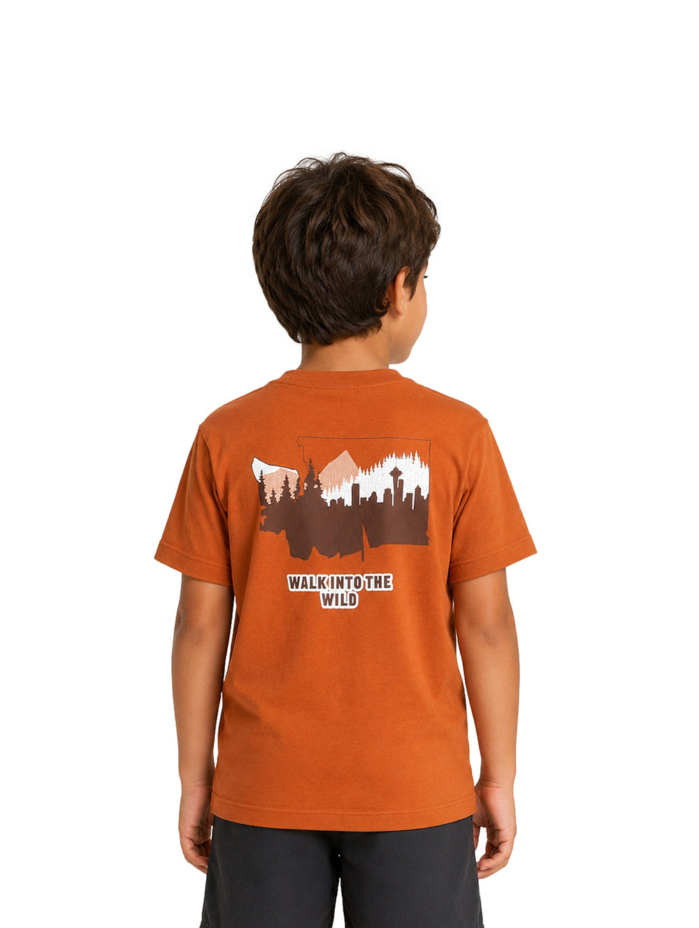 Niño usando camiseta color camel con estampado blanco y etiqueta negra.