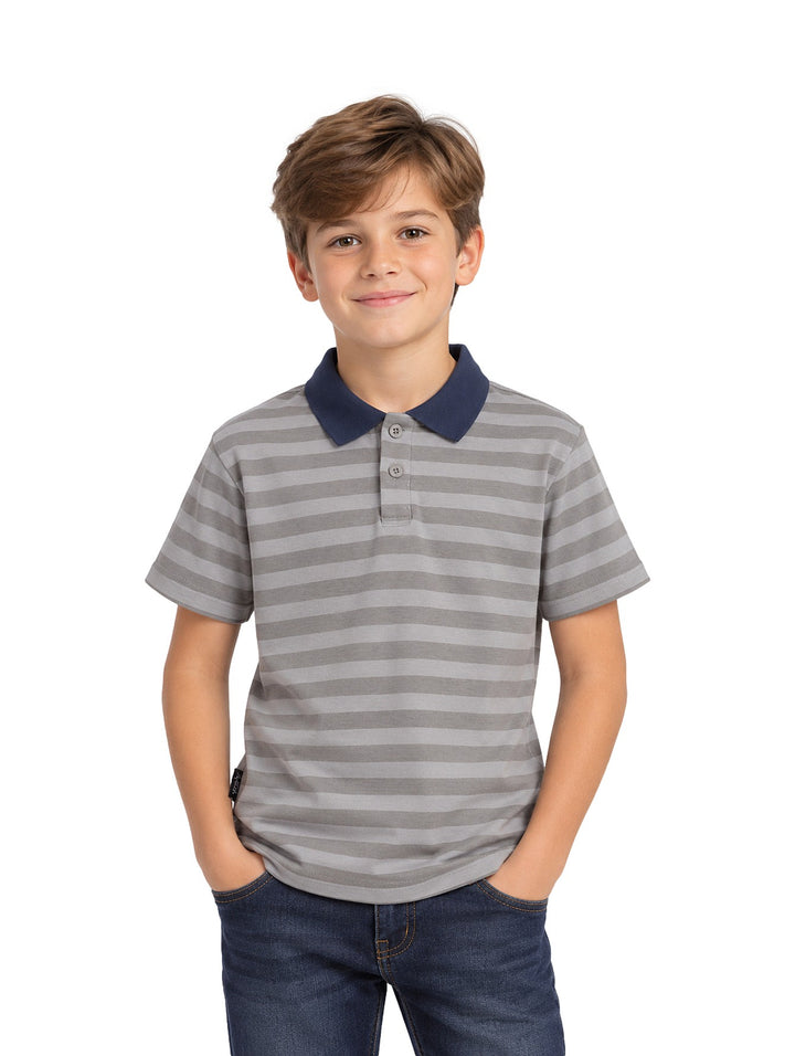Niño vistiendo playera polo ATOK color gris con rayas horizontales y cuello azul marino