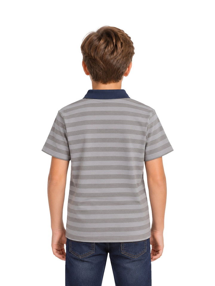 Niño vistiendo playera polo ATOK color gris con rayas horizontales y cuello azul marino