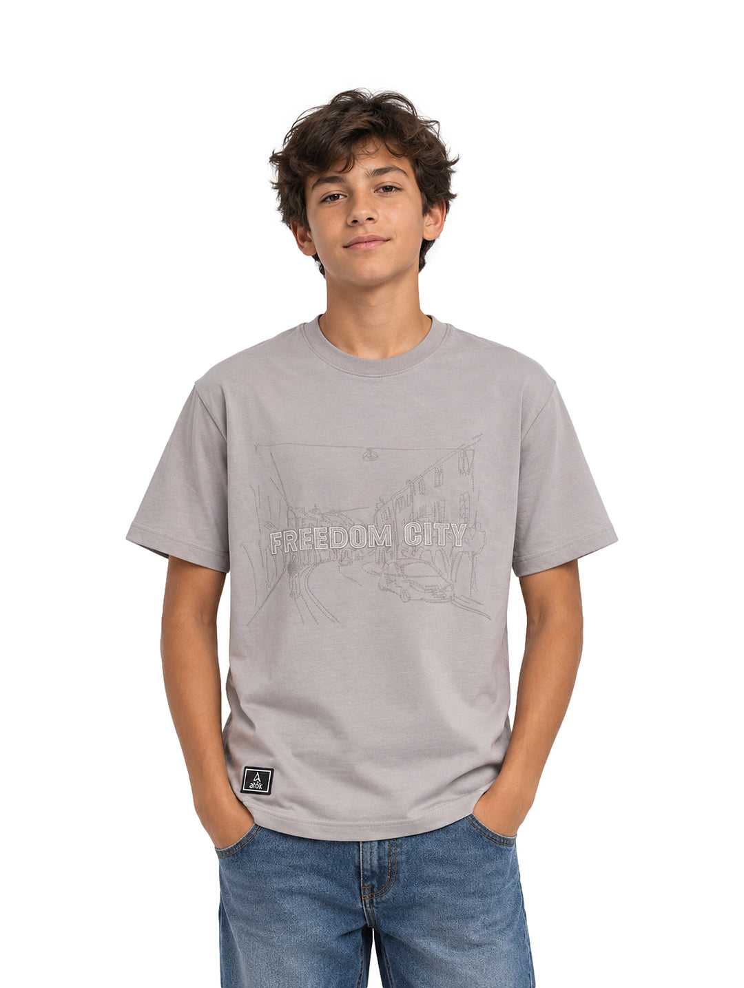 Niño vistiendo una camiseta de manga corta color gris claro con estampado gráfico frontal &