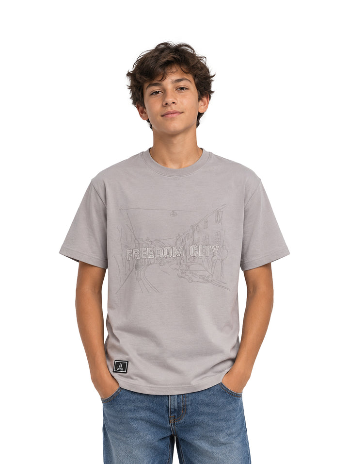 Niño vistiendo una camiseta de manga corta color gris claro con estampado gráfico frontal &