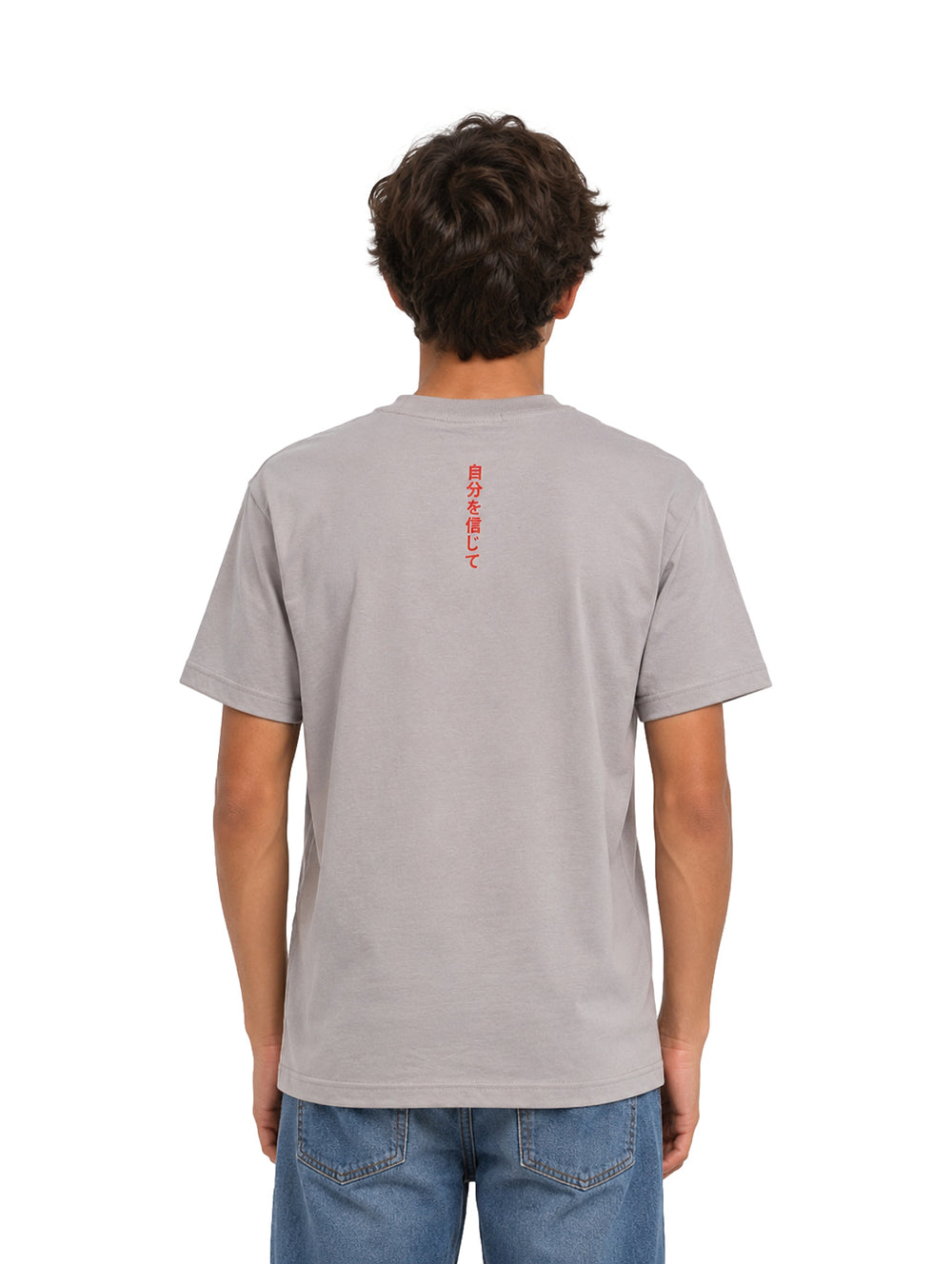 Niño vistiendo una camiseta de manga corta color gris claro con estampado gráfico frontal 'FREEDOM CITY'