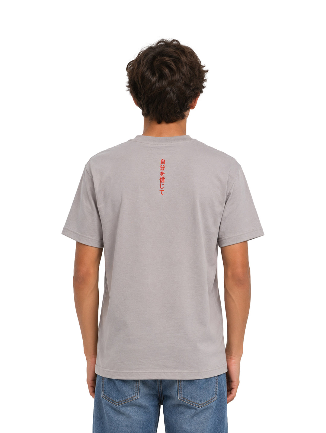 Niño vistiendo una camiseta de manga corta color gris claro con estampado gráfico frontal &