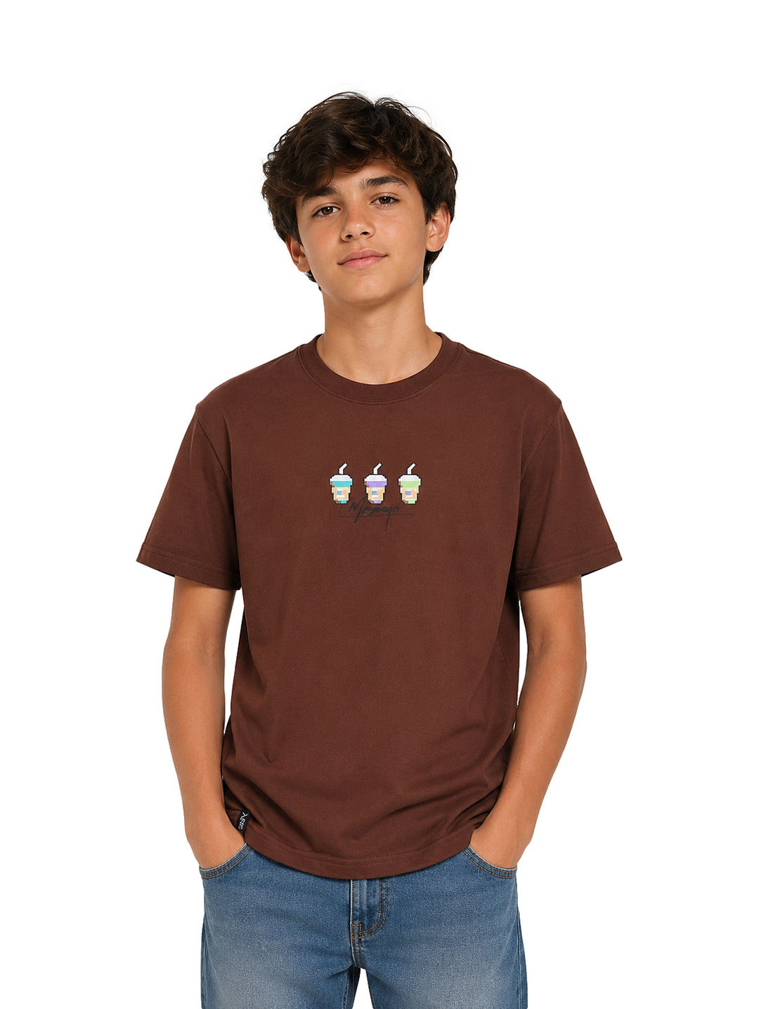 Niño vistiendo una camiseta color café con estampado frontal y pantalones azules.