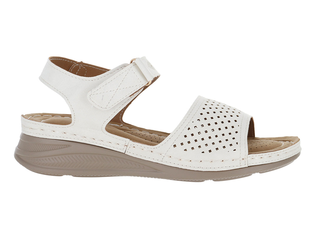 Sandalia blanca con suela beige, correa ajustable y detalles perforados en la parte frontal.