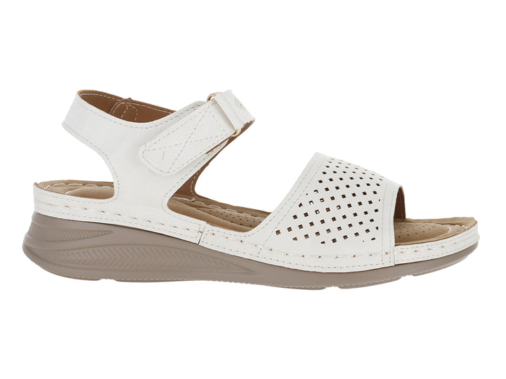 Sandalia blanca con suela beige, correa ajustable y detalles perforados en la parte frontal.