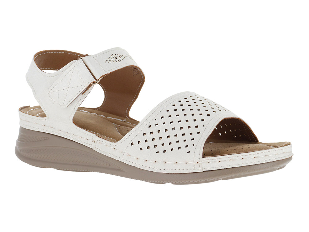 Sandalia blanca con suela beige, correa ajustable y detalles perforados en la parte frontal.