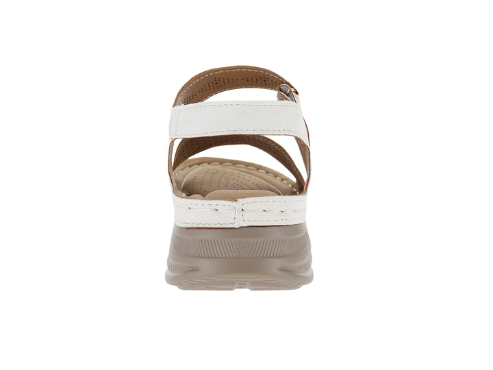Sandalia blanca con suela beige, correa ajustable y detalles perforados en la parte frontal.