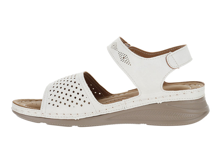 Sandalia blanca con suela beige, correa ajustable y detalles perforados en la parte frontal.
