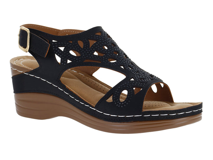 Sandalia negra para mujer con suela color café, detalles calados y hebilla dorada.