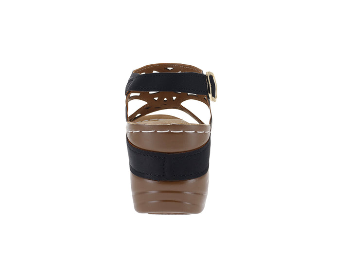 Sandalia negra para mujer con suela color café, detalles calados y hebilla dorada.