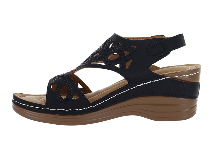 Sandalia negra para mujer con suela color café, detalles calados y hebilla dorada.