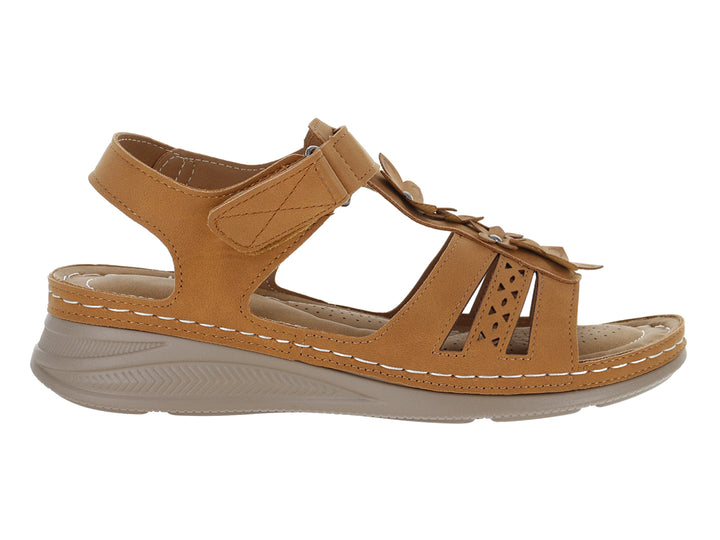 Sandalia color café con correa ajustable y suela beige.