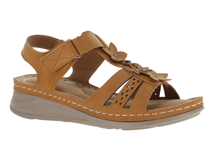 Sandalia color café con correa ajustable y suela beige.
