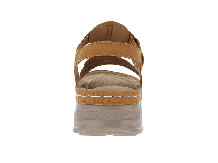 Sandalia color café con correa ajustable y suela beige.